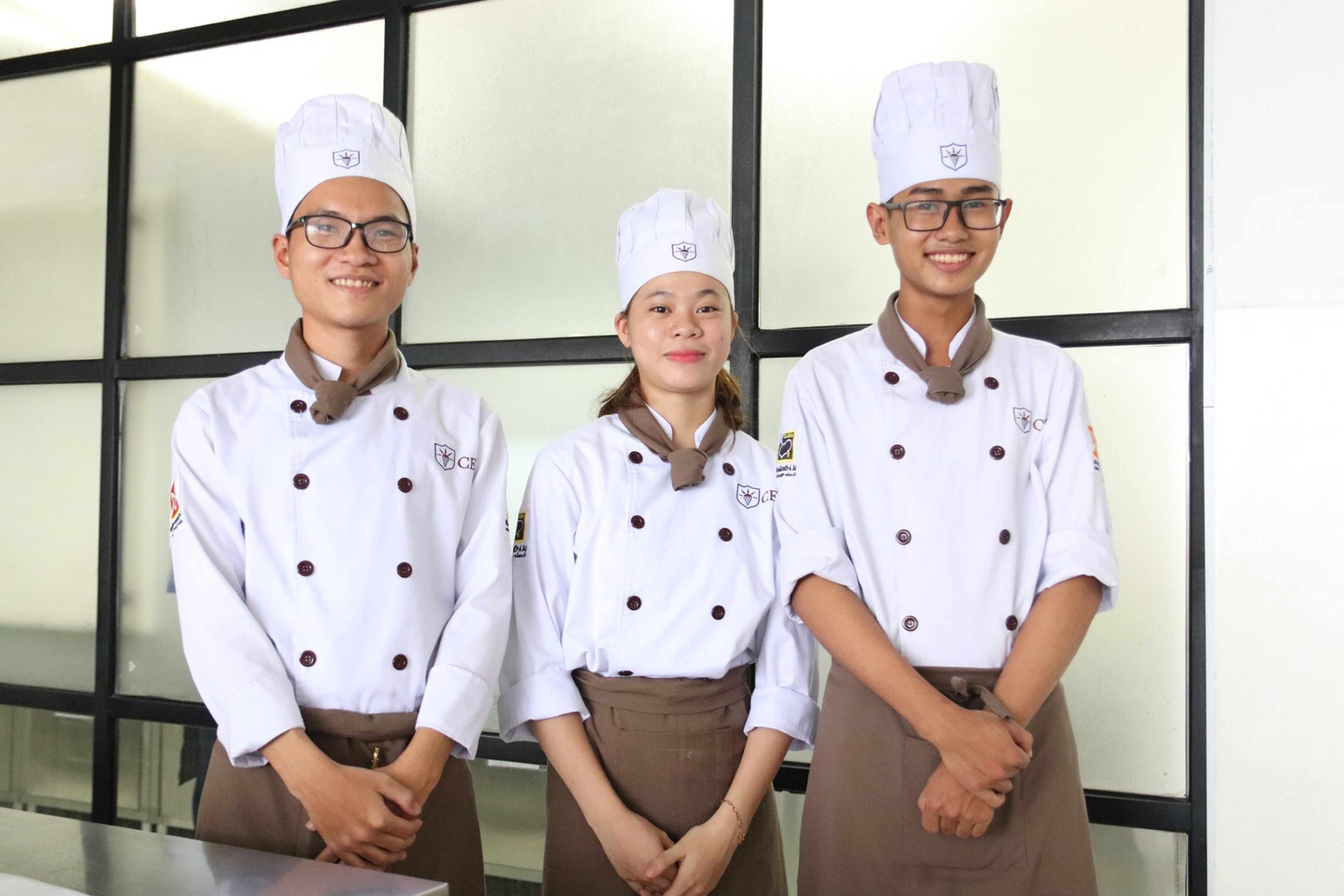 picture of restaurant chefs